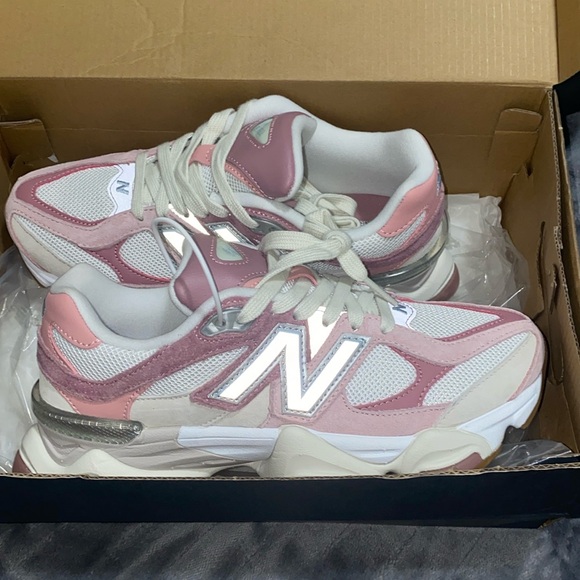 New Balance Shoes - 🍒NWT Viral Sold out Rose Pink New Balance 9060 running shoes!
